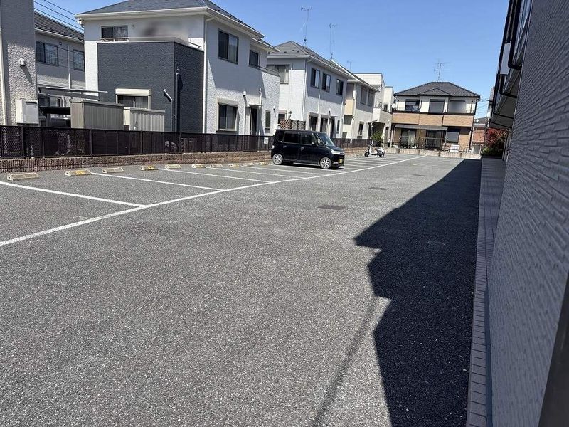 レオパレスアゼリアカーサ 駐車場
