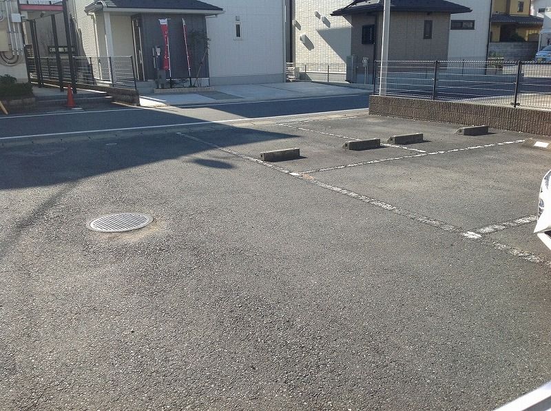 レオパレスフェニックスⅣ 駐車場