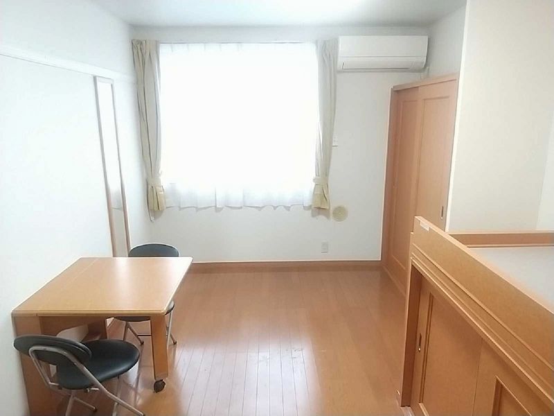 レオパレスウェアハウス 居間