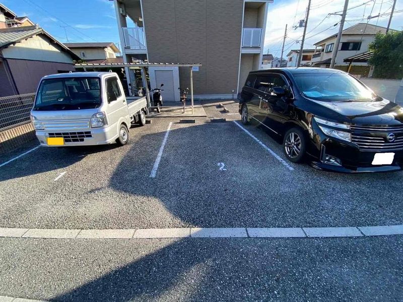 レオパレスゆかり荘 駐車場