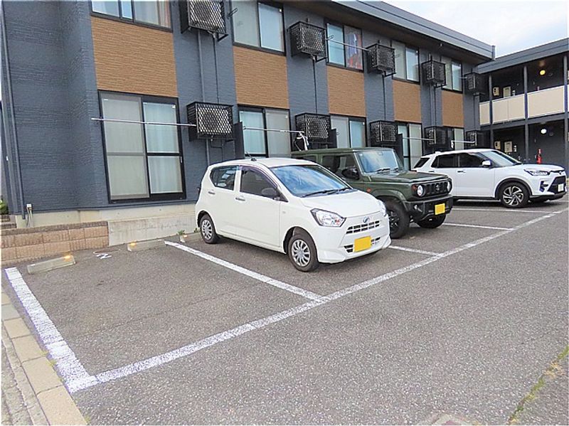 レオパレスグラン花咲 駐車場