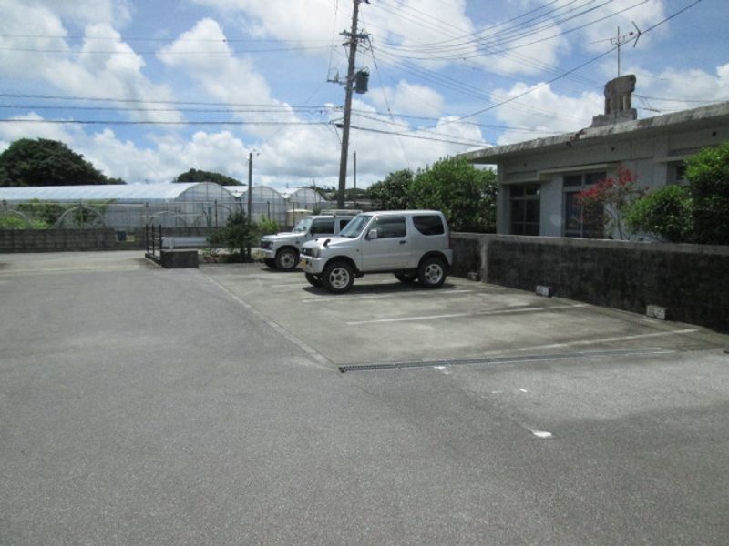 レオパレスなかち 駐車場
