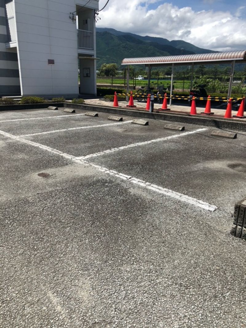 レオパレスハーモニー八田 駐車場