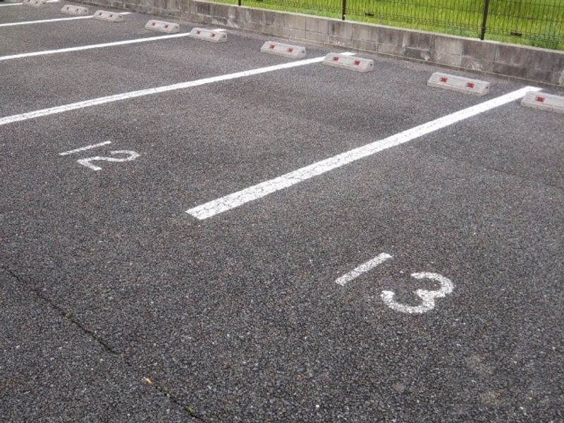 レオパレス華 駐車場
