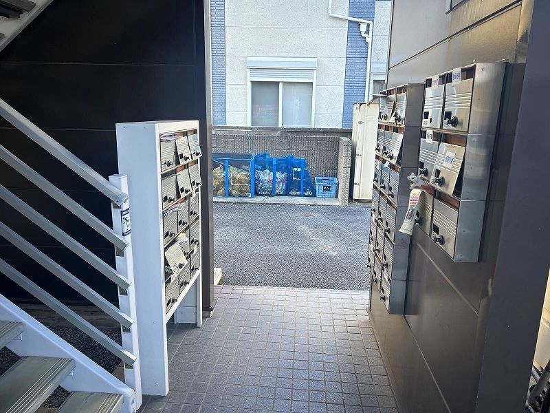 レオパレスウエストサイド白山 エントランス