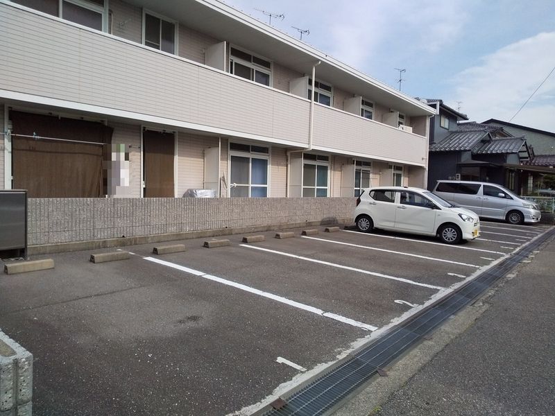 レオパレスＰＡＮＴＨＥＯＮ 駐車場