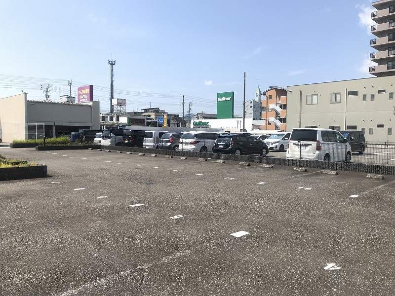 レオパレスアデッソⅢ 駐車場