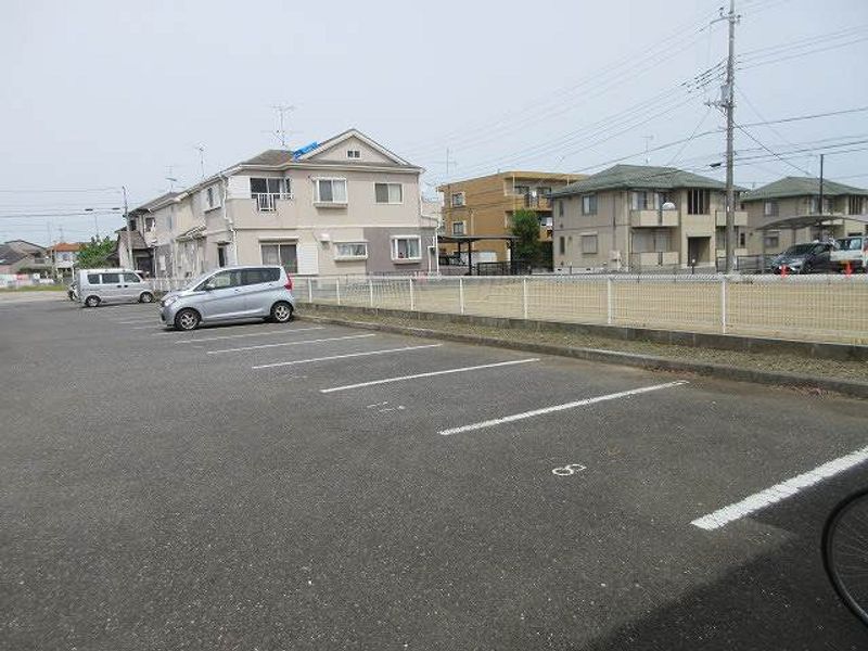 レオパレスラ・プランタン 駐車場