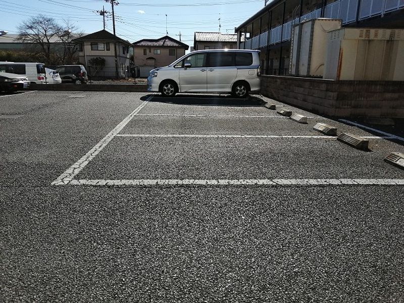 レオパレスウィンドハイツ 駐車場
