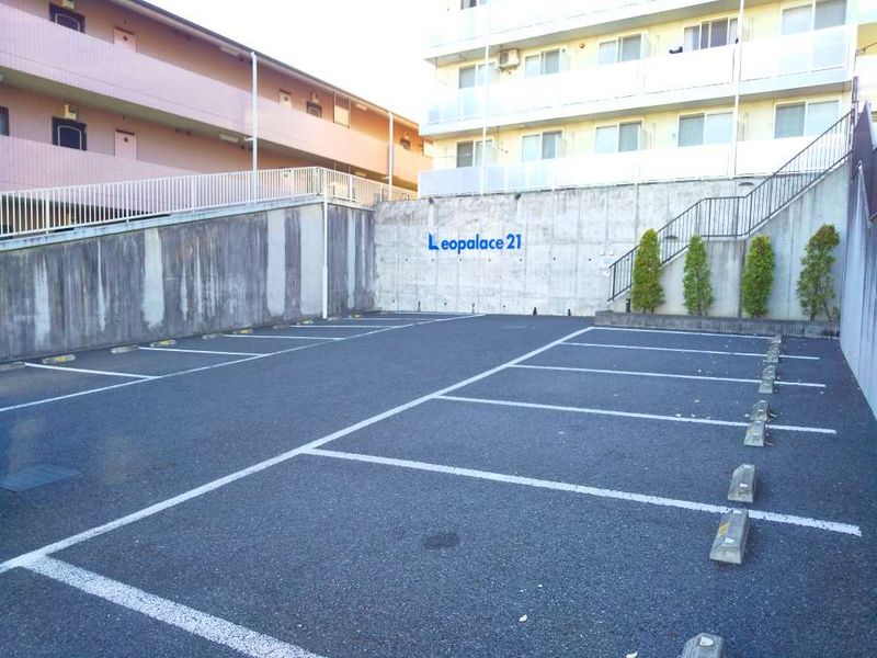 レオパレス岸町 駐車場