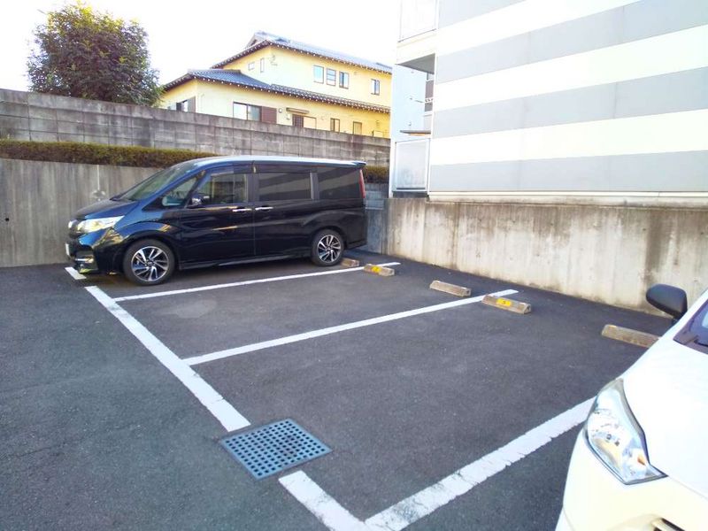 レオパレスプレーヌⅡ 駐車場