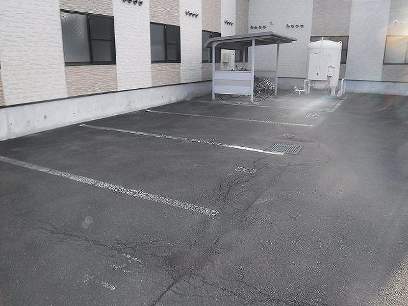 レオパレスアザレア 駐車場