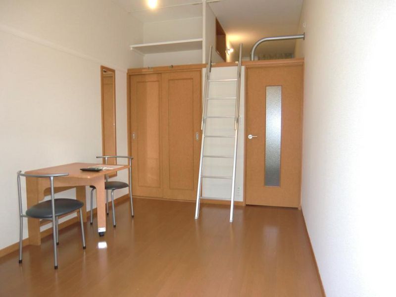 レオパレスアプライズ塚口 居間