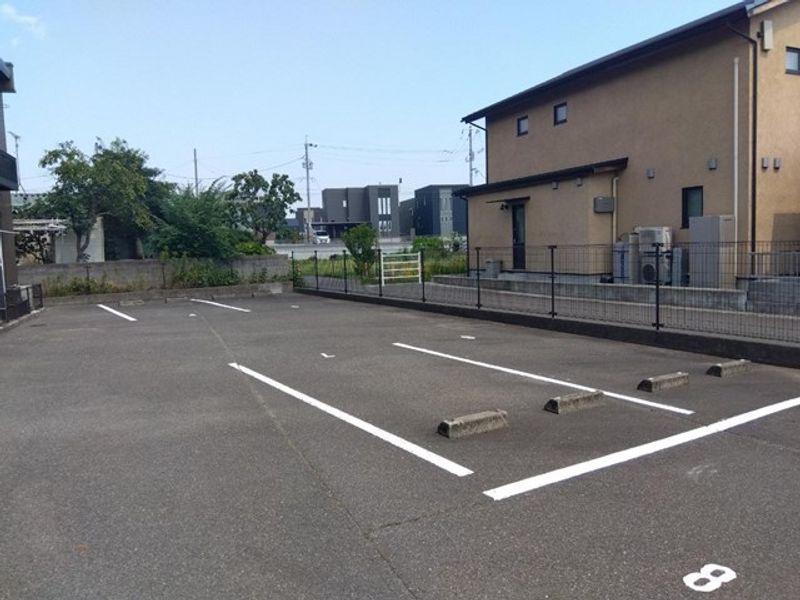 レオパレス竹寅 駐車場