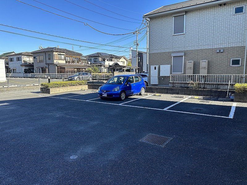 レオパレスアローンライフⅡ 駐車場