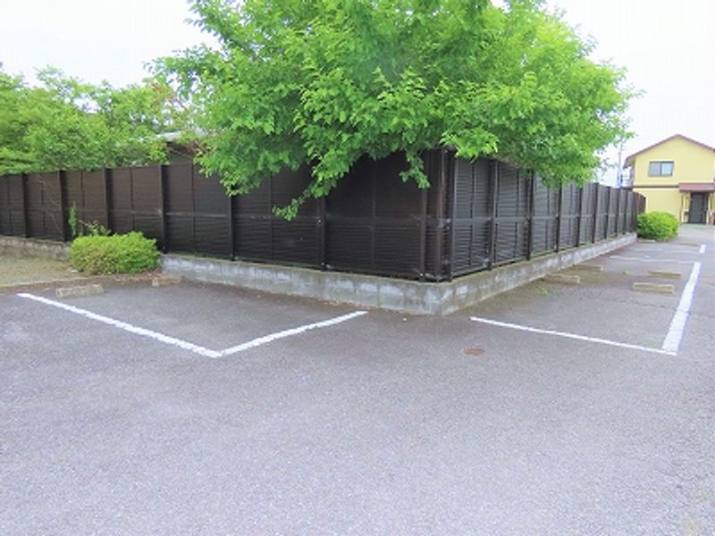 レオパレスフローリッシュ 駐車場