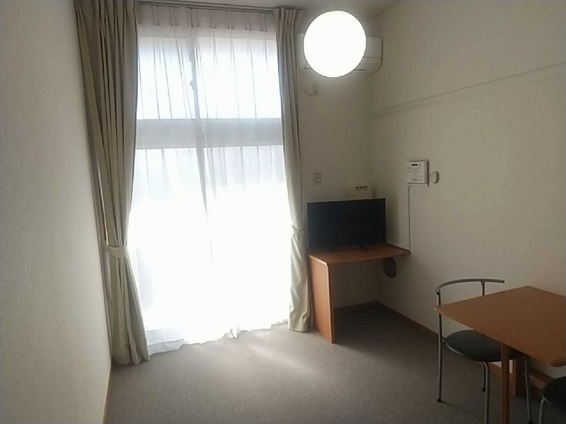 レオパレスグランパルク小柳 居間