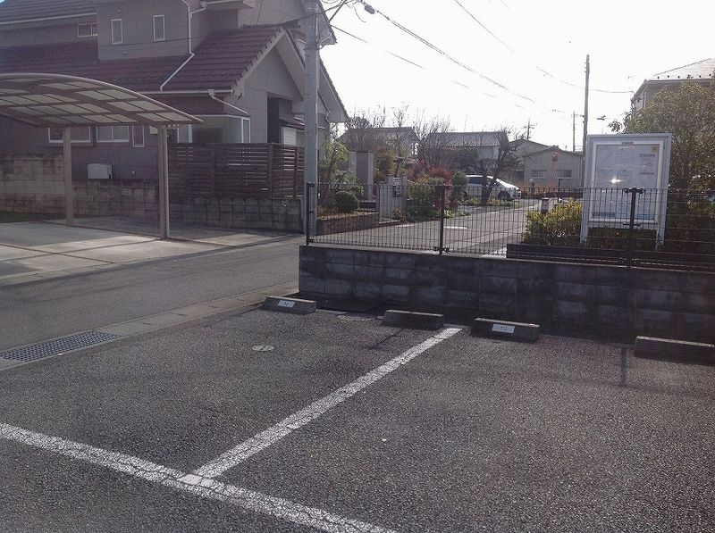 レオパレス下小鳥Ａ 駐車場