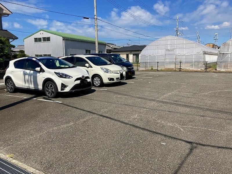 レオパレスビュートラスト 駐車場