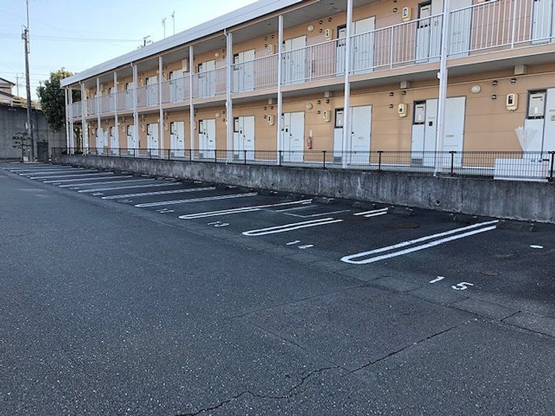 レオパレスプリティ葵 駐車場