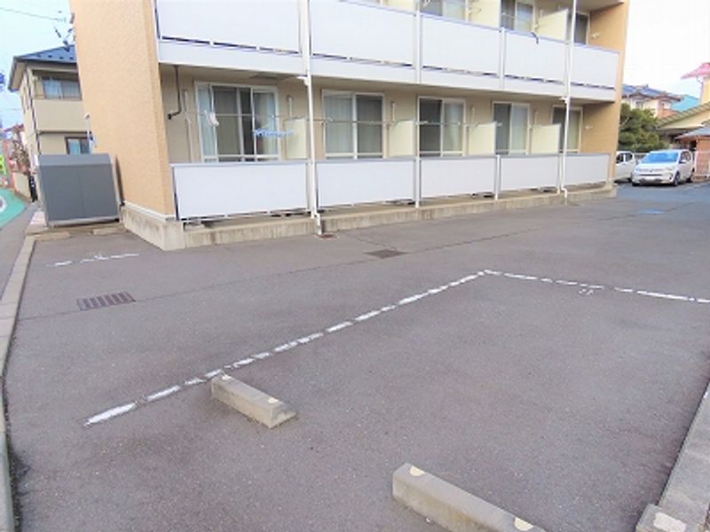 レオパレスモンブラン 駐車場