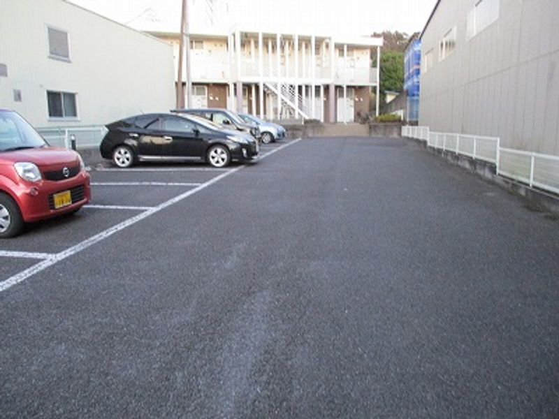 レオパレスフローレ２００２ 駐車場