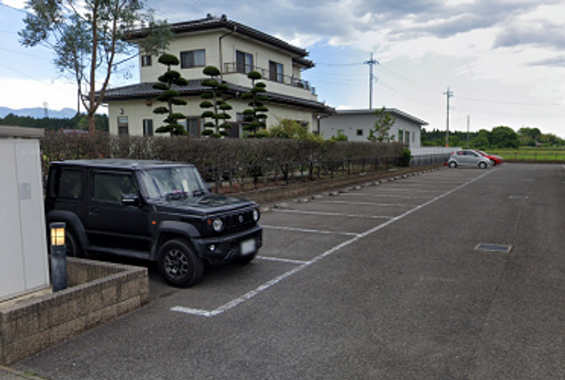レオパレスフォレストルミエール 駐車場