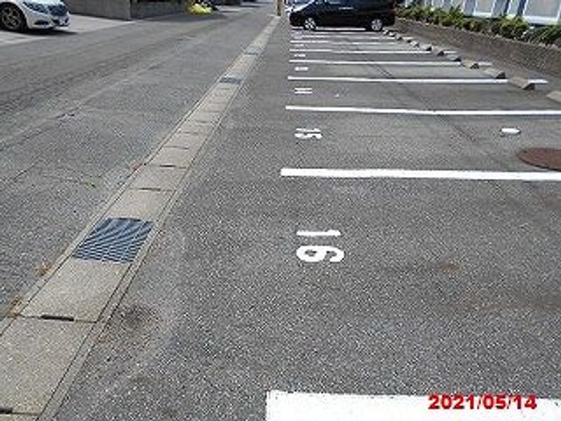 レオパレス山長弐番館 駐車場