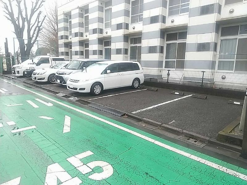 レオパレスサンフローラ 駐車場