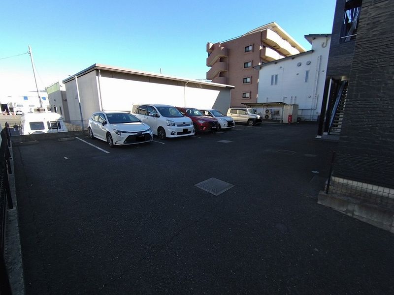 レオパレスヒューゲル五番館 駐車場