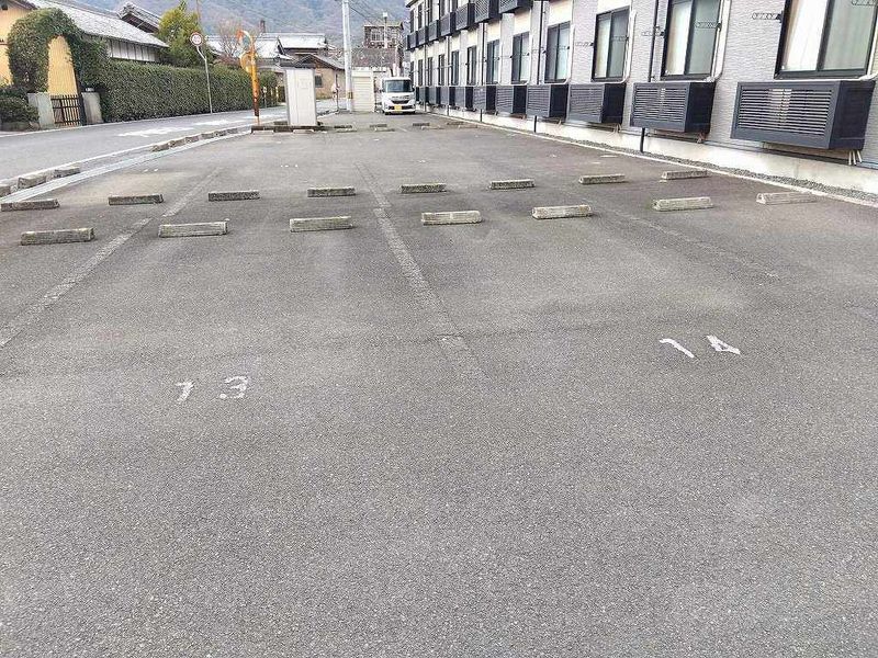 レオパレスアグレア 駐車場
