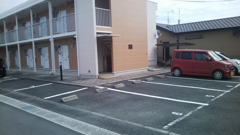 レオパレスカルティエ 駐車場