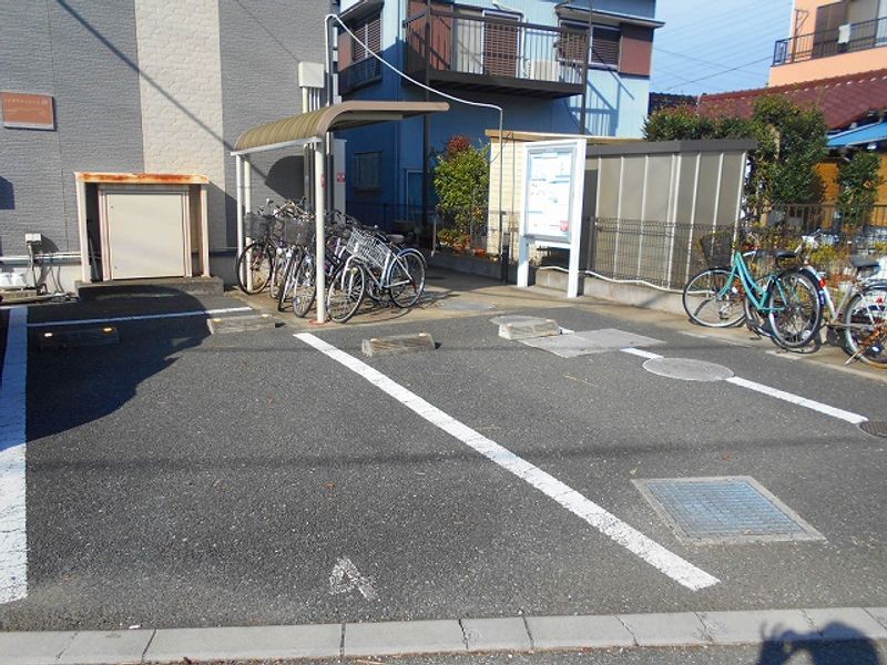 レオパレスニュー　シャルマン 駐車場