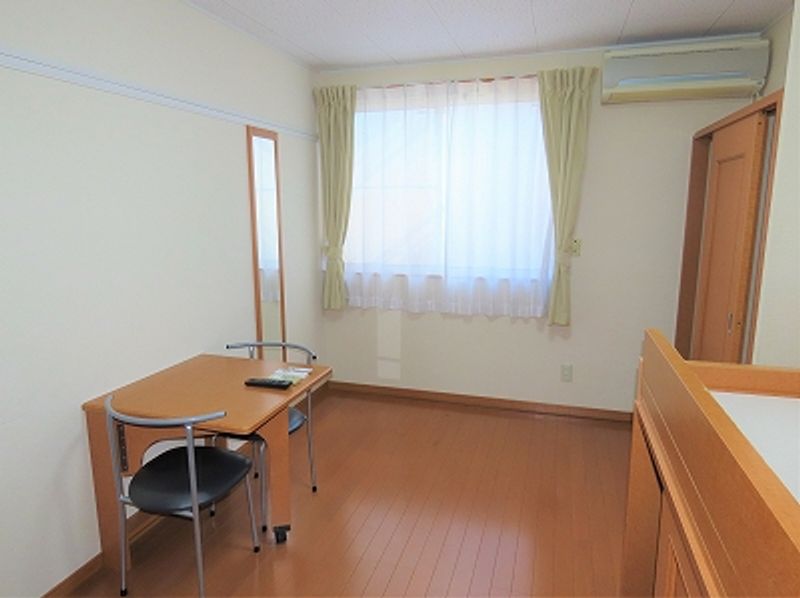 レオパレスブルガリ 居間