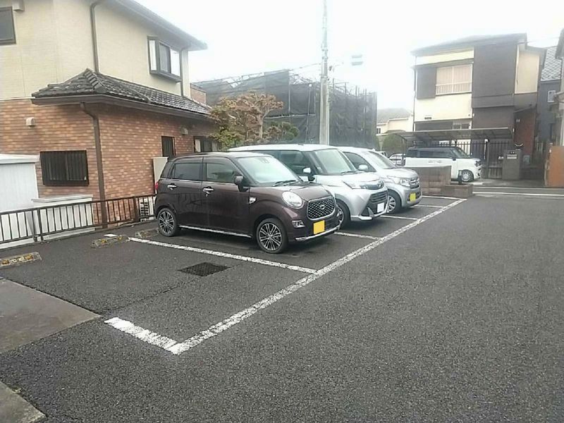 レオパレスＭＡＣＨＩＤＡ 駐車場