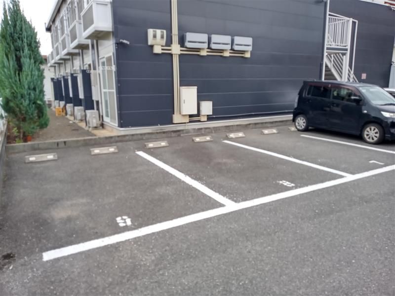 レオパレスドゥジェーム 駐車場