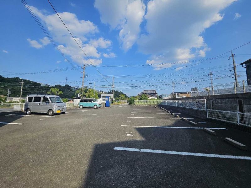 レオパレス古都 駐車場