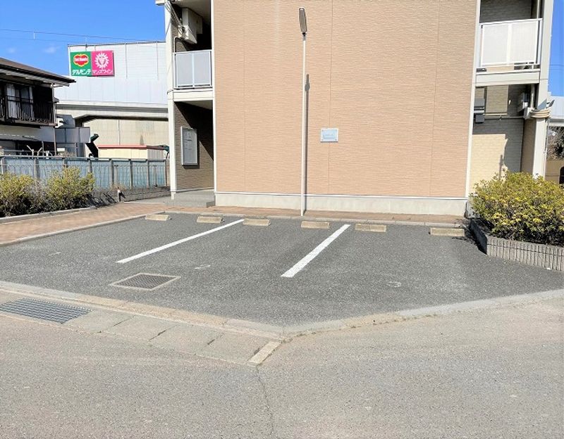 レオパレスエクレール 駐車場