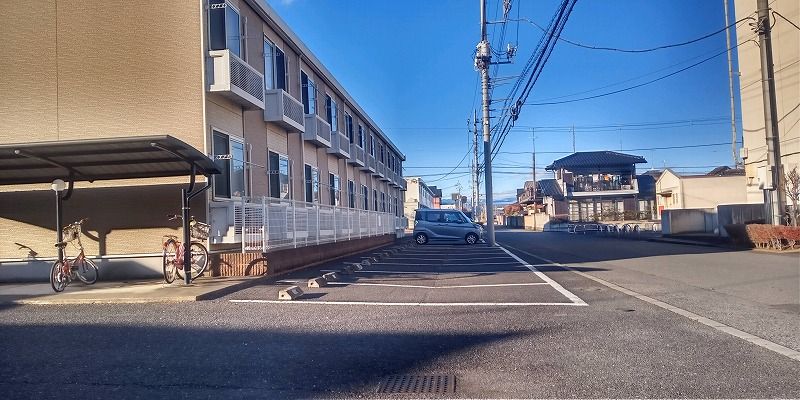 レオパレスウィル３３ 駐車場