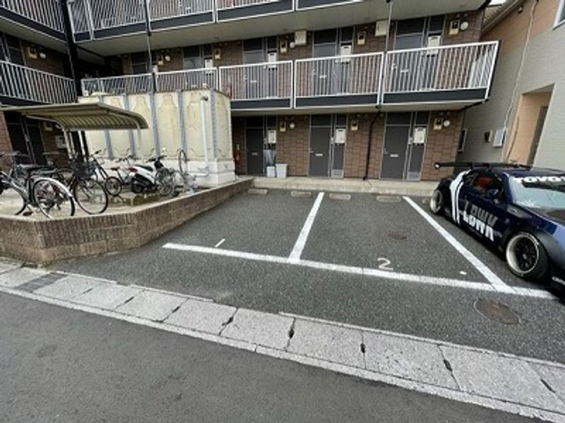 レオパレス栄町 駐車場