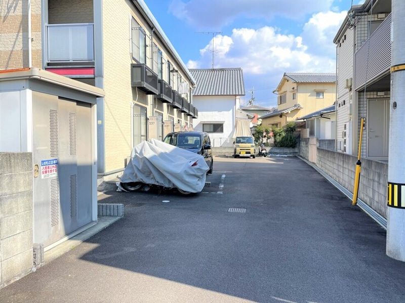 レオパレスメゾン枝松 駐車場