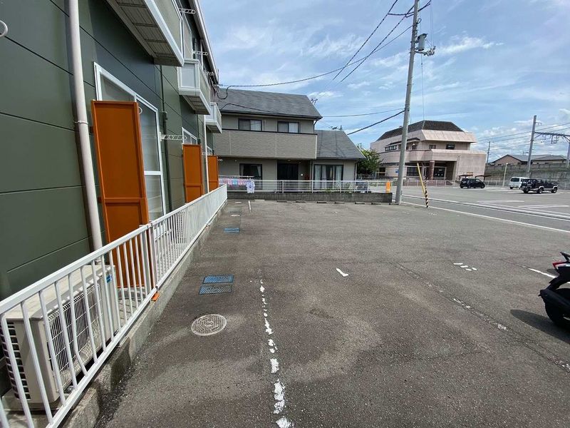 レオパレスシャルマン 駐車場