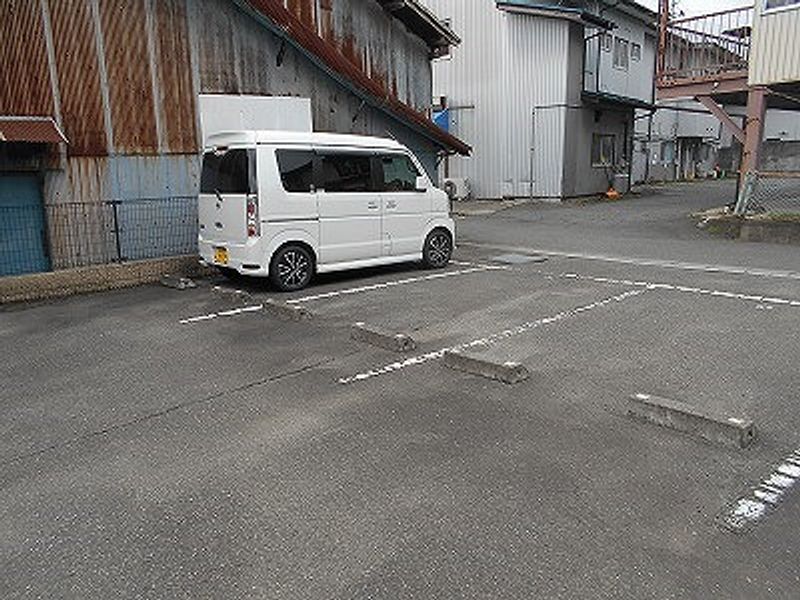 レオパレスマ　メゾン 駐車場