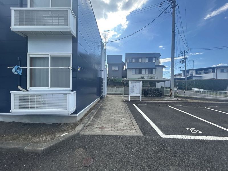 レオパレスフローラⅢ エントランス