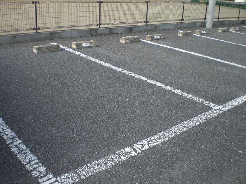 レオパレスアイⅡ 駐車場