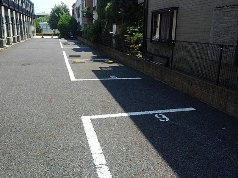 レオパレスボニータドイス 駐車場