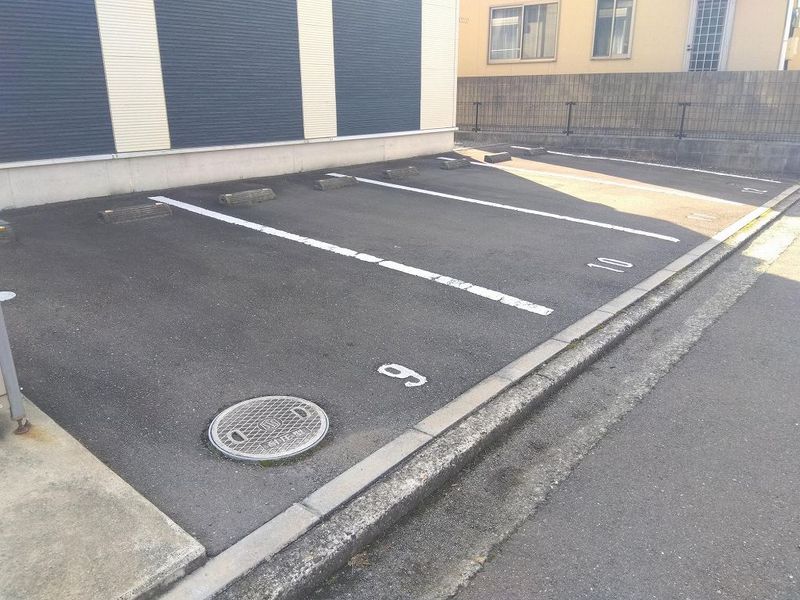 レオネクスト旭町 駐車場