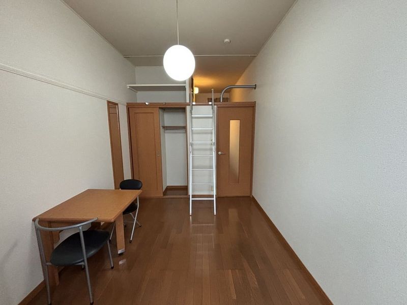 レオパレススプルース鳴尾 居間