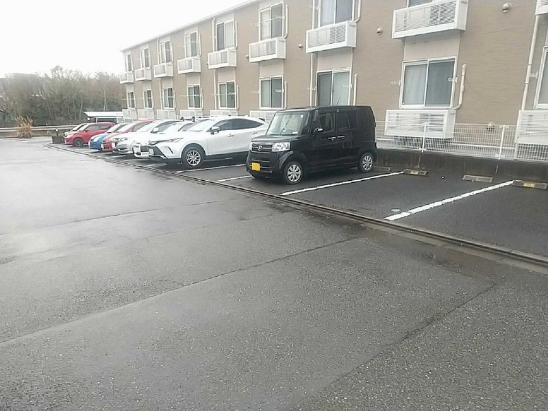 レオパレスブライトセゾン 駐車場