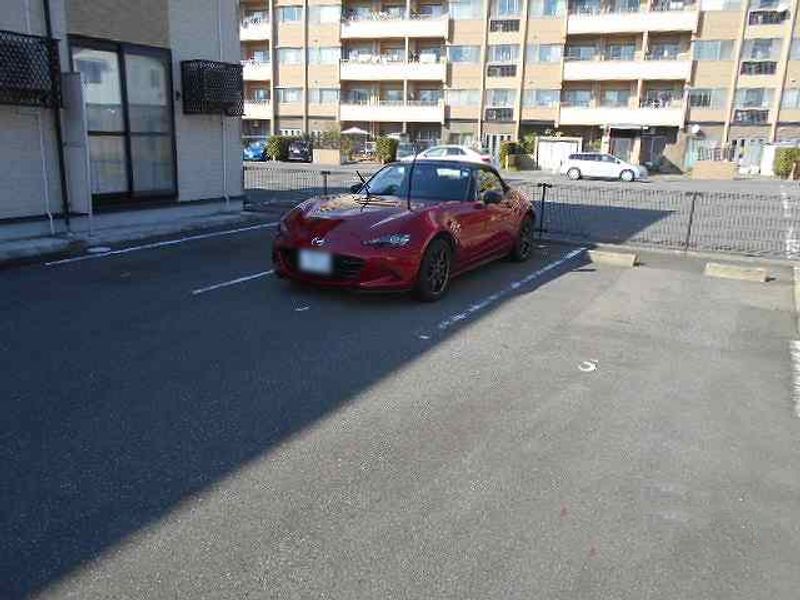 レオパレスエルグレース 駐車場